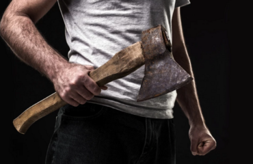 Αμπελόκηποι: Γιος Ελληνίδας δημοσιογράφου φέρεται να είναι ο 35χρονος που τραυμάτισε με τσεκούρι αστυνομικό