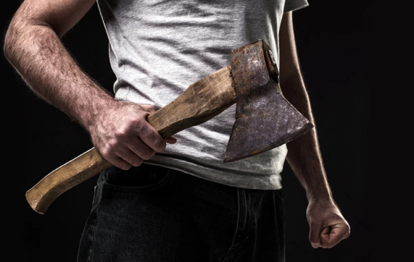 Αμπελόκηποι: Γιος Ελληνίδας δημοσιογράφου φέρεται να είναι ο 35χρονος που τραυμάτισε με τσεκούρι αστυνομικό