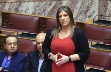 Ζωή Κωνσταντοπούλου: «Η κυβέρνηση μπαζώνει τώρα και τη δίκη για τα Τέμπη» – Τι λέει για την αίθουσα
