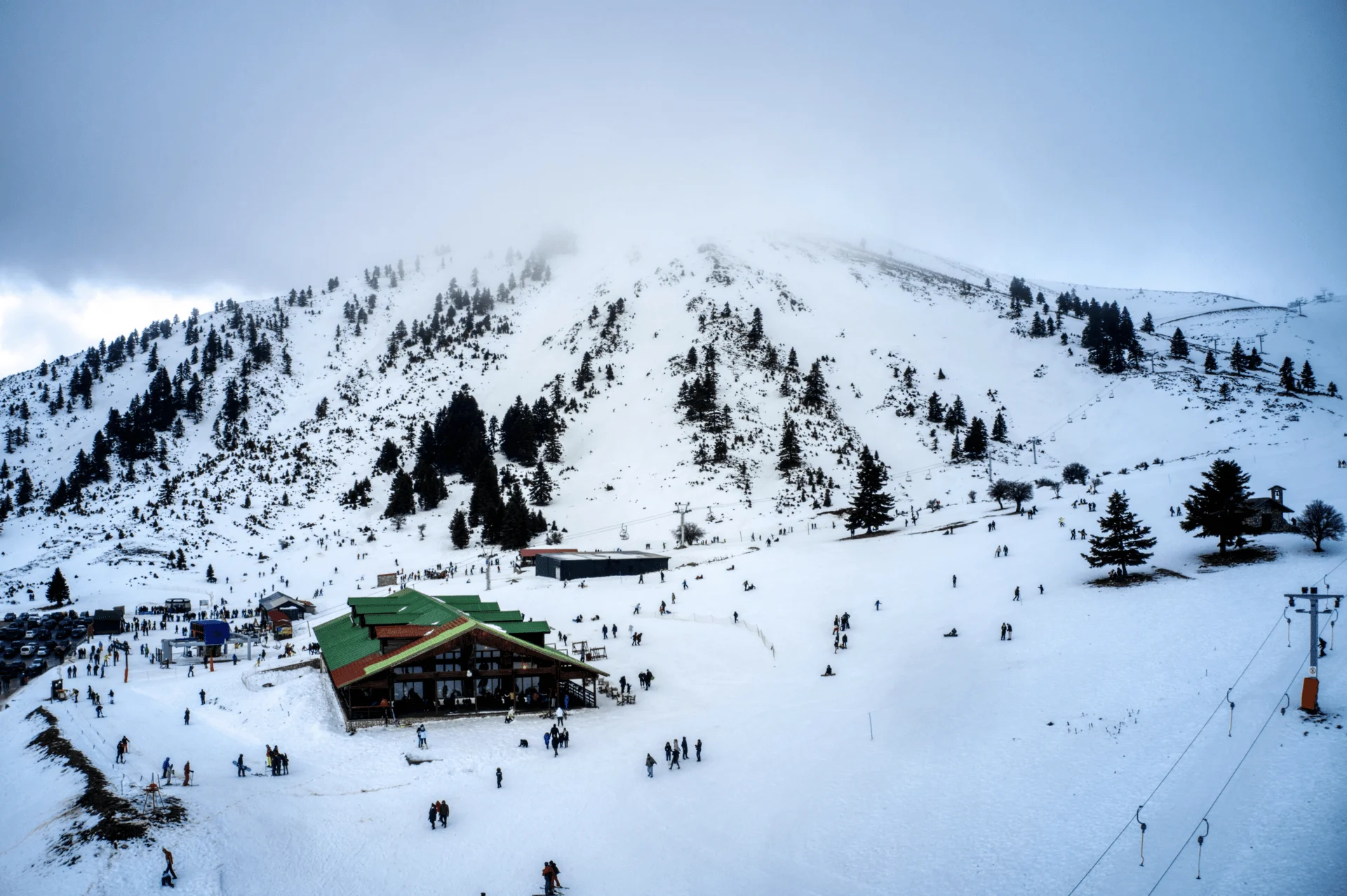 Έντονη χιονόπτωση στα Καλάβρυτα: Σε εξέλιξη επιχείρηση απεγκλωβισμού οδηγών