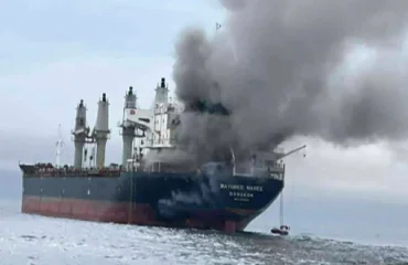 Βίντεο: Ταϊλανδέζικο πλοίο στα Στενά του Ορμούζ έχει τυλιχθεί στις φλόγες