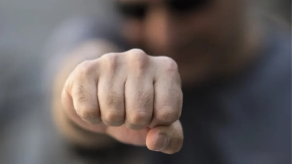 Ψαχνά Ευβοίας: Μεθυσμένος 44χρονος πλησίασε αστυνομικό και άρχισε να του επιτίθεται με γροθιές