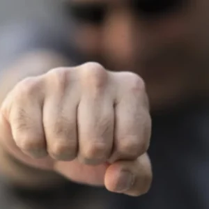 Ψαχνά Ευβοίας: Μεθυσμένος 44χρονος πλησίασε αστυνομικό και άρχισε να του επιτίθεται με γροθιές