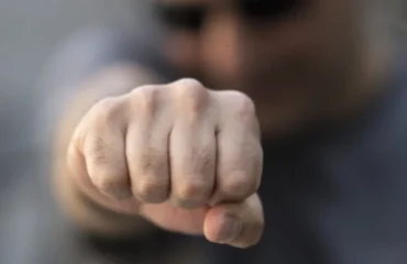 Ψαχνά Ευβοίας: Μεθυσμένος 44χρονος πλησίασε αστυνομικό και άρχισε να του επιτίθεται με γροθιές