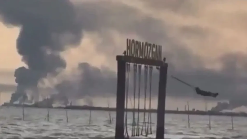 Βίντεο: Μικρό κορίτσι κάνει κούνια σε παραλία στο Μπαντάρ Αμπάς ενώ στον ορίζοντα σημειώνονται βομβαρδισμοί!