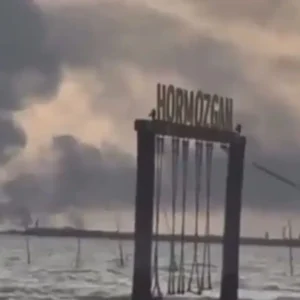 Βίντεο: Μικρό κορίτσι κάνει κούνια σε παραλία στο Μπαντάρ Αμπάς ενώ στον ορίζοντα σημειώνονται βομβαρδισμοί!