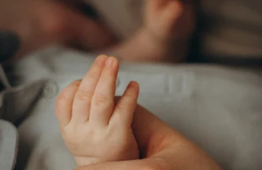 Νέες φρικτές αποκαλύψεις για το βρέφος 10 μηνών: Έχει μώλωπες και δαγκωματιές – Κίνδυνος για ανεπανόρθωτη ζημιά