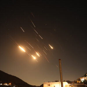 Ισχυρές εκρήξεις στην Τεχεράνη – Το Ιράν εξαπέλυσε πυραυλική επίθεση στο νότιο Ισραήλ