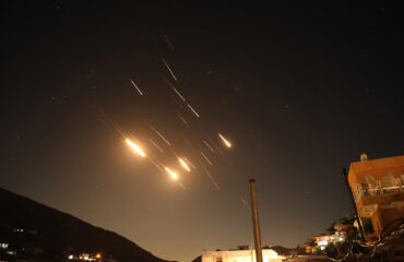 Ισχυρές εκρήξεις στην Τεχεράνη – Το Ιράν εξαπέλυσε πυραυλική επίθεση στο νότιο Ισραήλ