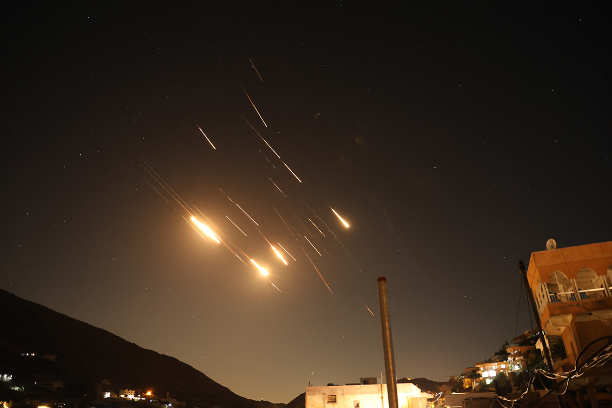 Ισχυρές εκρήξεις στην Τεχεράνη – Το Ιράν εξαπέλυσε πυραυλική επίθεση στο νότιο Ισραήλ