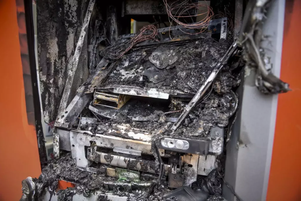 Ανατίναξαν ΑΤΜ σε περιοχή της Φθιώτιδας – Με μπογιά βάφτηκαν τα χρήματα (βίντεο)