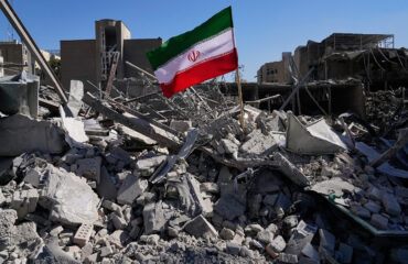 Το Ιράν επιστρατεύει… 12χρονα για να περιπολούν και να ελέγχουν τους δρόμους της Τεχεράνης