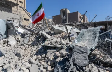 Συγκλονιστικές εικόνες: 8χρονο αγόρι στο Ιράν επέζησε μετά από ισραηλινό βομβαρδισμό σε πολυκατοικία (βίντεο)