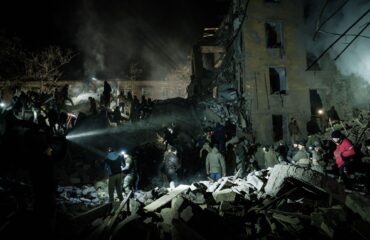 Οι Ρώσοι έκαναν τη «νύχτα μέρα» στο Κραματόρσκ: Σφοδροί βομβαρδισμοί κατά του ουκρανικού Στρατού (βίντεο)