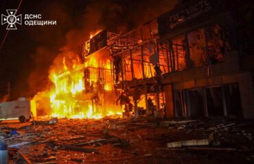 Πρωτοφανή πλάνα: Η Ρωσία εξαπέλυσε τεράστιο «κύμα» από Geran-2 στην Οδησσό – Λαμπάδιασαν ολόκληρα κτήρια (βίντεο)