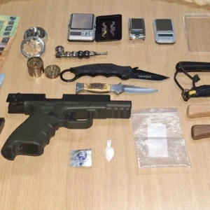 Ρόδος: Για βία κατά της θείας του κατηγορήθηκε… μέσα στα όπλα και τα ναρκωτικά τον εντόπισαν (φωτο)