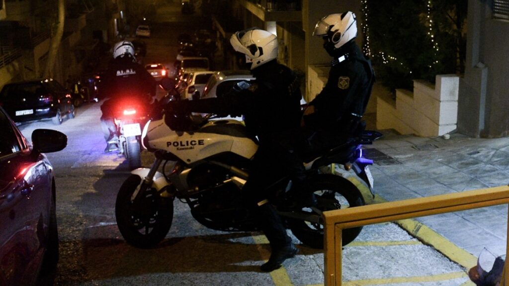 Επεισόδιο ξυλοδαρμού στη Θεσσαλονίκη: Άγνωστοι μπήκαν σε νυχτερινό κέντρο και τα έκαναν «γυαλιά καρφιά»