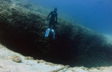 Δύτες θα μπουν στο «Πηγάδι του Διαβόλου» για να ανασύρουν τον νεκρό πιλότο: Δείτε πόσο επικίνδυνο είναι το σημείο