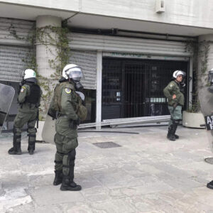 Εξάρχεια: Ομάδα ατόμων «εκτόξευσε» πέτρες κατά διμοιρίας των ΜΑΤ – Τουλάχιστον 114 προσαγωγές