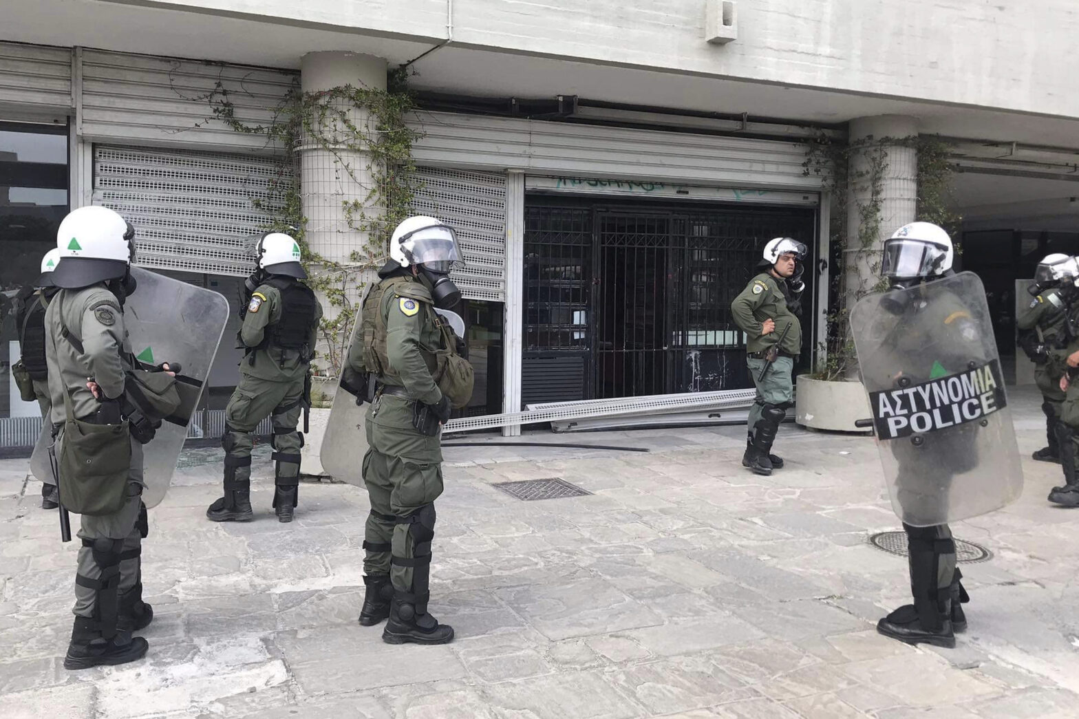 Εξάρχεια: Ομάδα ατόμων «εκτόξευσε» πέτρες κατά διμοιρίας των ΜΑΤ – Τουλάχιστον 114 προσαγωγές