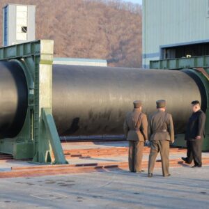 Ο Κιμ Γιονγκ Ουν παρακολούθησε δοκιμή εδάφους κινητήρα πυραύλου στερεού καυσίμου (φώτο)