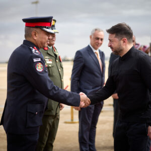 Ο Ζελένσκι έγινε «πλασιέ» και πουλάει τεχνολογία κατά των drones στη Μέση Ανατολή