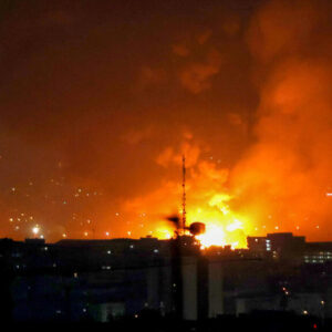 Σφοδροί βομβαρδισμοί στο Καράτζ και την Τεχεράνη – Δείτε βίντεο