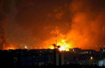 Σφοδροί βομβαρδισμοί στο Καράτζ και την Τεχεράνη – Δείτε βίντεο