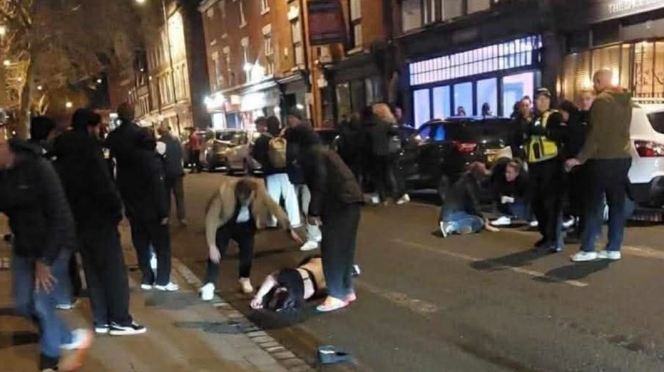 Βρετανία: Αυτοκίνητο έπεσε πάνω σε πεζούς στο Ντέρμπι – Τουλάχιστον 20 τραυματίες (βίντεο)