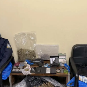 Εντοπίστηκε αποθήκη ναρκωτικών και όπλων σε σπίτι στο Ίλιον (φώτο)