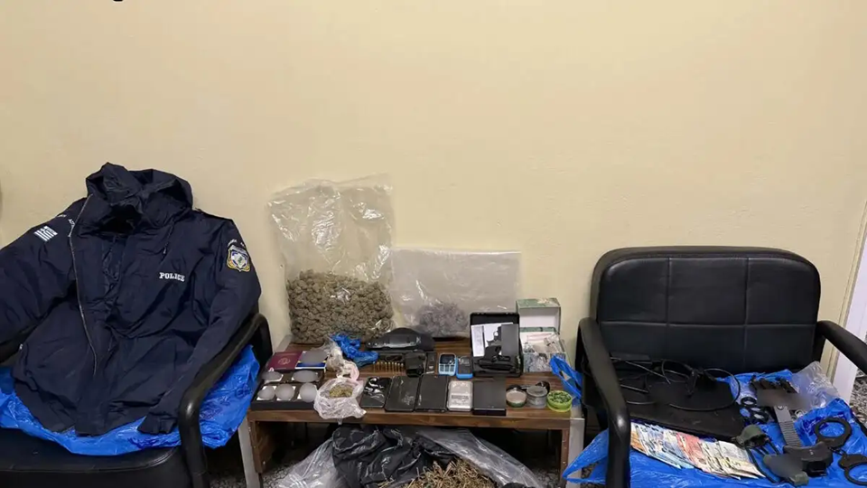 Εντοπίστηκε αποθήκη ναρκωτικών και όπλων σε σπίτι στο Ίλιον (φώτο)