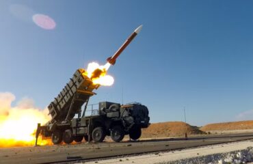 Το Ιράν εκτοξεύει χιλιάδες αερόφυλλα επάνω από τα ΗΑΕ για να προκαλεί εκτοξεύσεις MIM-104 Patriot (βίντεο)