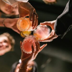 ΕΛ.ΑΣ: Δύο συλλήψεις στην Πάτρα για πώληση αλκοόλ σε 15χρονη