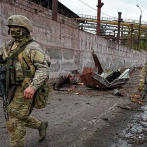 Ουκρανοί στρατιώτες «πήραν ασήκωτο» πολίτη και τον έβαλαν μέσα σε βανάκι σε κλάσματα δευτερολέπτου – Δείτε βίντεο