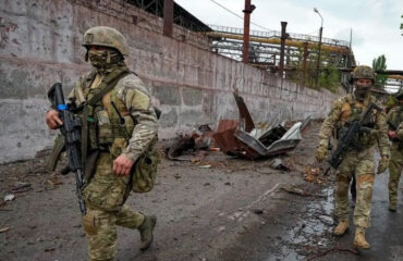 Ουκρανοί στρατιώτες «πήραν ασήκωτο» πολίτη και τον έβαλαν μέσα σε βανάκι σε κλάσματα δευτερολέπτου – Δείτε βίντεο