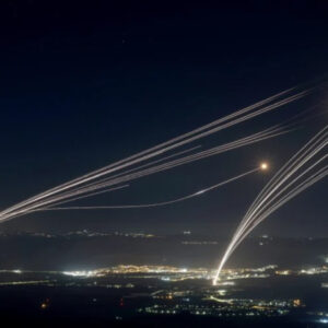 Νέα κύματα ισραηλινών επιδρομών στην Τεχεράνη: Εκρήξεις σε Εκμπατάν και το αεροδρόμιο Μεχραμπάντ