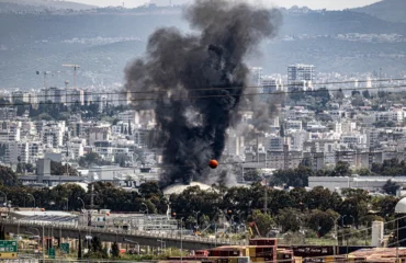 Βίντεο: Στις φλόγες τα διυλιστήρια και η βιομηχανική ζώνη της Χάιφα μετά από σφοδρή ιρανική επίθεση