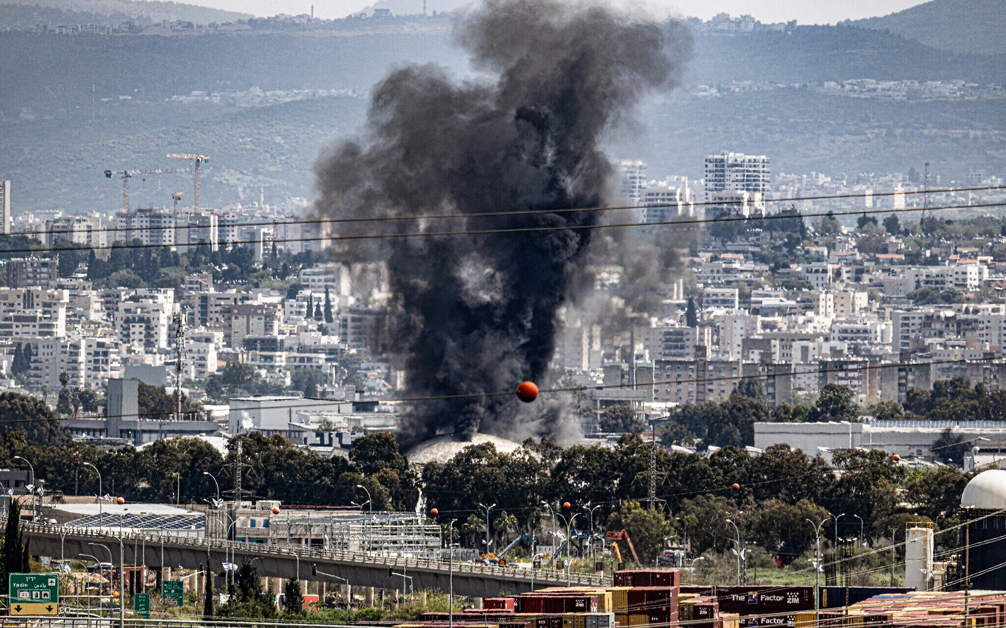 Βίντεο: Στις φλόγες τα διυλιστήρια και η βιομηχανική ζώνη της Χάιφα μετά από σφοδρή ιρανική επίθεση