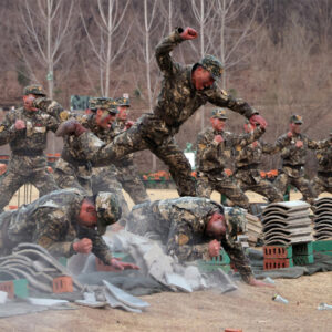 Βορειοκορεάτες στρατιώτες έσπασαν με το κεφάλι τους τσιμέντα: Tους κοίταζε περήφανος ο Κιμ Γιονγκ Ουν (βίντεο)