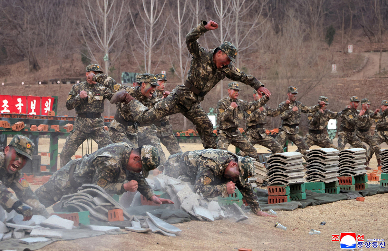 Βορειοκορεάτες στρατιώτες έσπασαν με το κεφάλι τους τσιμέντα: Tους κοίταζε περήφανος ο Κιμ Γιονγκ Ουν (βίντεο)