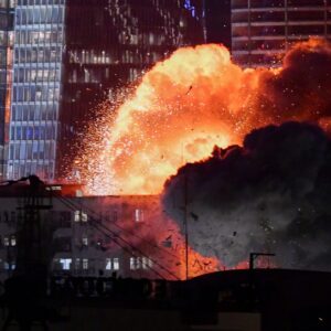 Μαχητικά αεροσκάφη του Ισραήλ βομβάρδισαν το εργοστάσιο πετροχημικών ουσιών στο Ταμπρίζ – Δείτε βίντεο