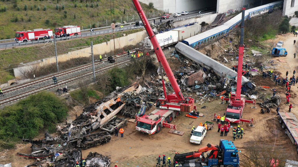 Έγκλημα στα Τέμπη: Το Δημόσιο αποζημιώνει με 400.000 ευρώ τους συγγενείς θυμάτων της τραγωδίας