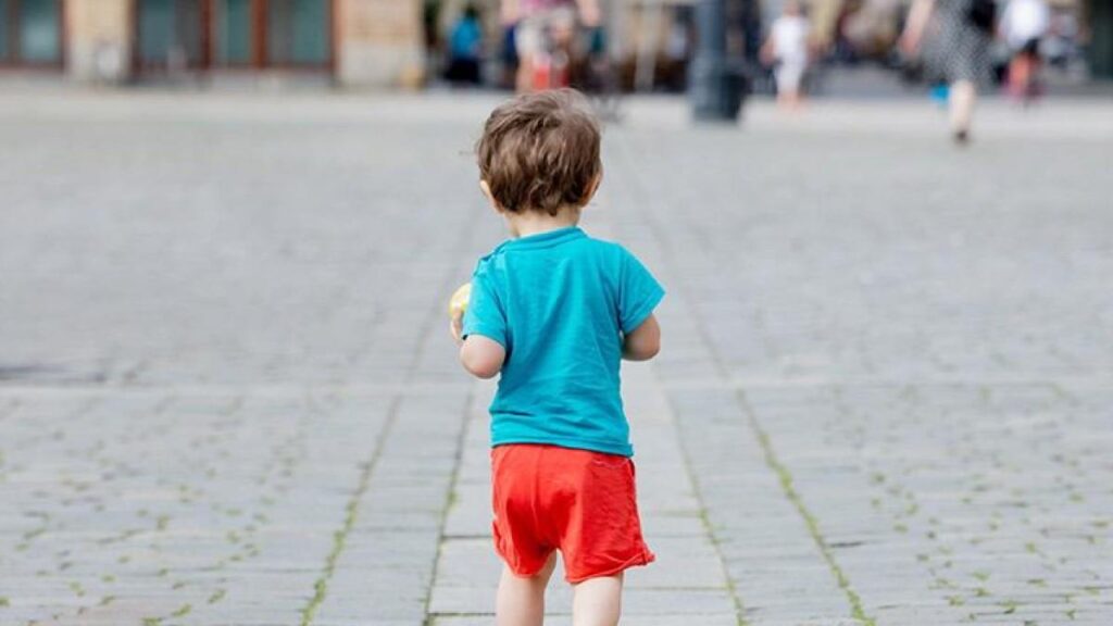 Θεσσαλονίκη: 4χρονο παιδί κυκλοφορούσε μόνο του στο δρόμο – Συνελήφθησαν οι αλλοδαποί γονείς του