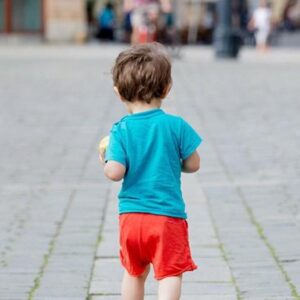 Θεσσαλονίκη: 4χρονο παιδί κυκλοφορούσε μόνο του στο δρόμο – Συνελήφθησαν οι αλλοδαποί γονείς του