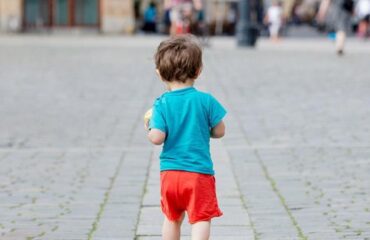 Θεσσαλονίκη: 4χρονο παιδί κυκλοφορούσε μόνο του στο δρόμο – Συνελήφθησαν οι αλλοδαποί γονείς του