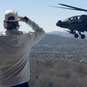 ΗΠΑ: Ο Στρατός ξεκίνησε έρευνα για τα AH-64 Apache που πετούσαν δίπλα στην πισίνα του Kid Rock (βίντεο)
