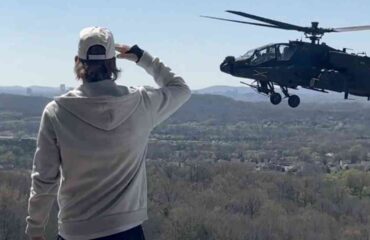 ΗΠΑ: Ο Στρατός ξεκίνησε έρευνα για τα AH-64 Apache που πετούσαν δίπλα στην πισίνα του Kid Rock (βίντεο)