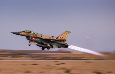 Η ισραηλινή Αεροπορία χτυπά θέσεις αεράμυνας και βαλλιστικούς πυραύλους στο Ιράν (βίντεο)