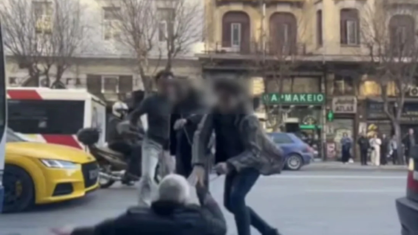 Απολύθηκε ο οδηγός του ΟΑΣΘ που «ξάπλωσε» οδηγό ΙΧ στο κέντρο της Θεσσαλονίκης