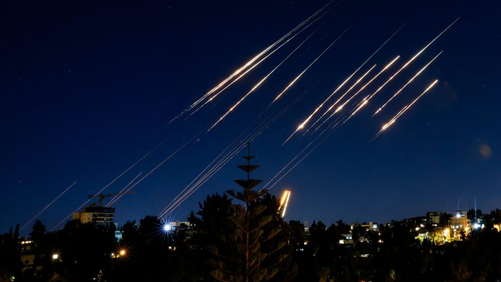 Απίστευτα σφοδρός πυραυλικός βομβαρδισμός του Τελ Αβίβ από τους Ιρανούς (βίντεο)